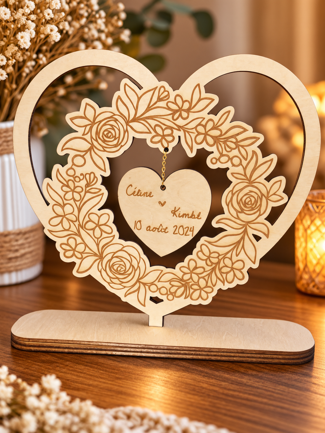 Décoration cœur en bois gravé avec médaillon cœur personnalisé et fleurs délicates Décoration cœur en bois gravé avec médaillon cœur personnalisé et fleurs délicates