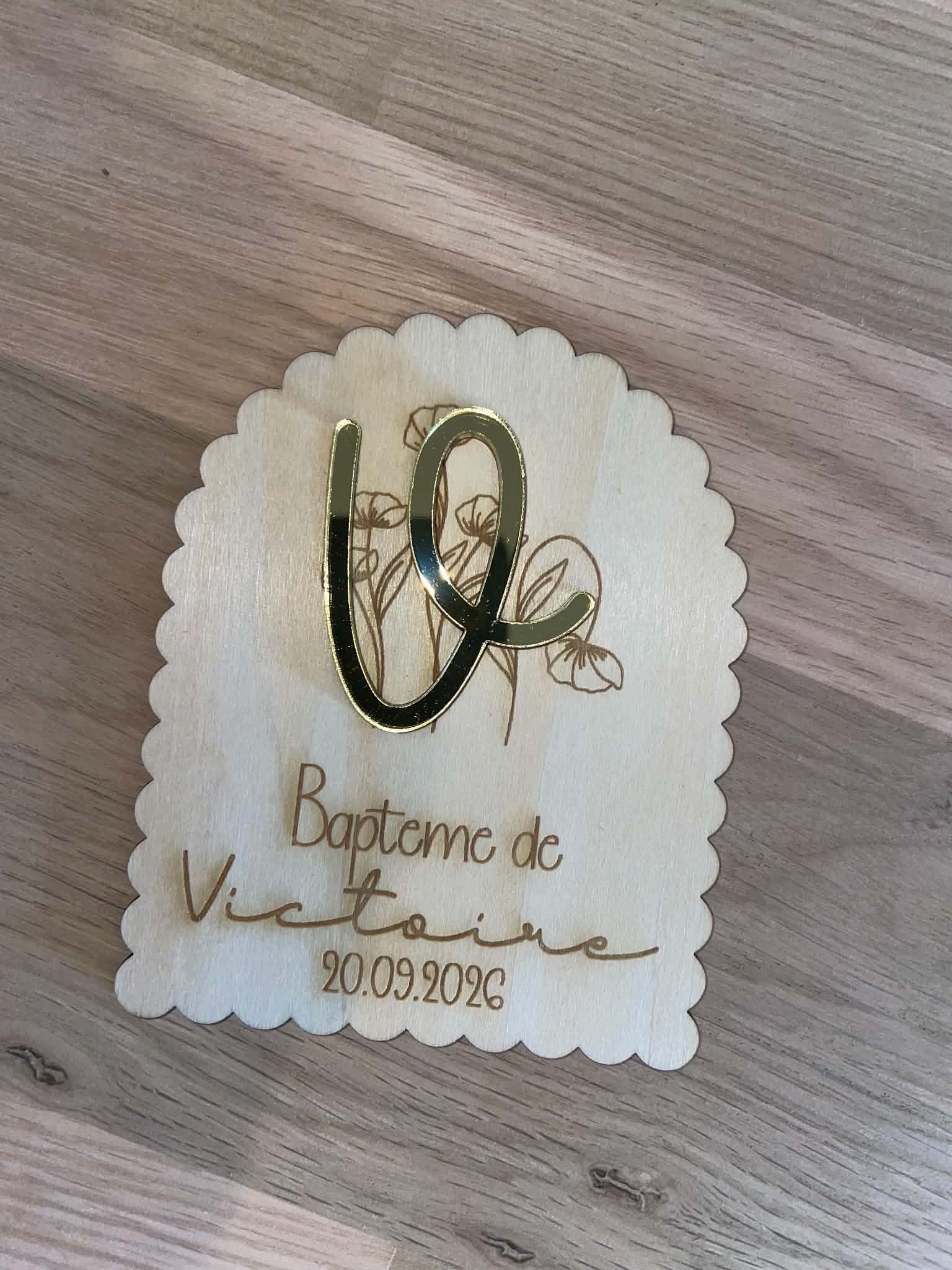 a37d49b7 1205 4929 abd2 7384c6c0c8a2 Plaque baptême personnalisée en bois avec prénom doré en acrylique