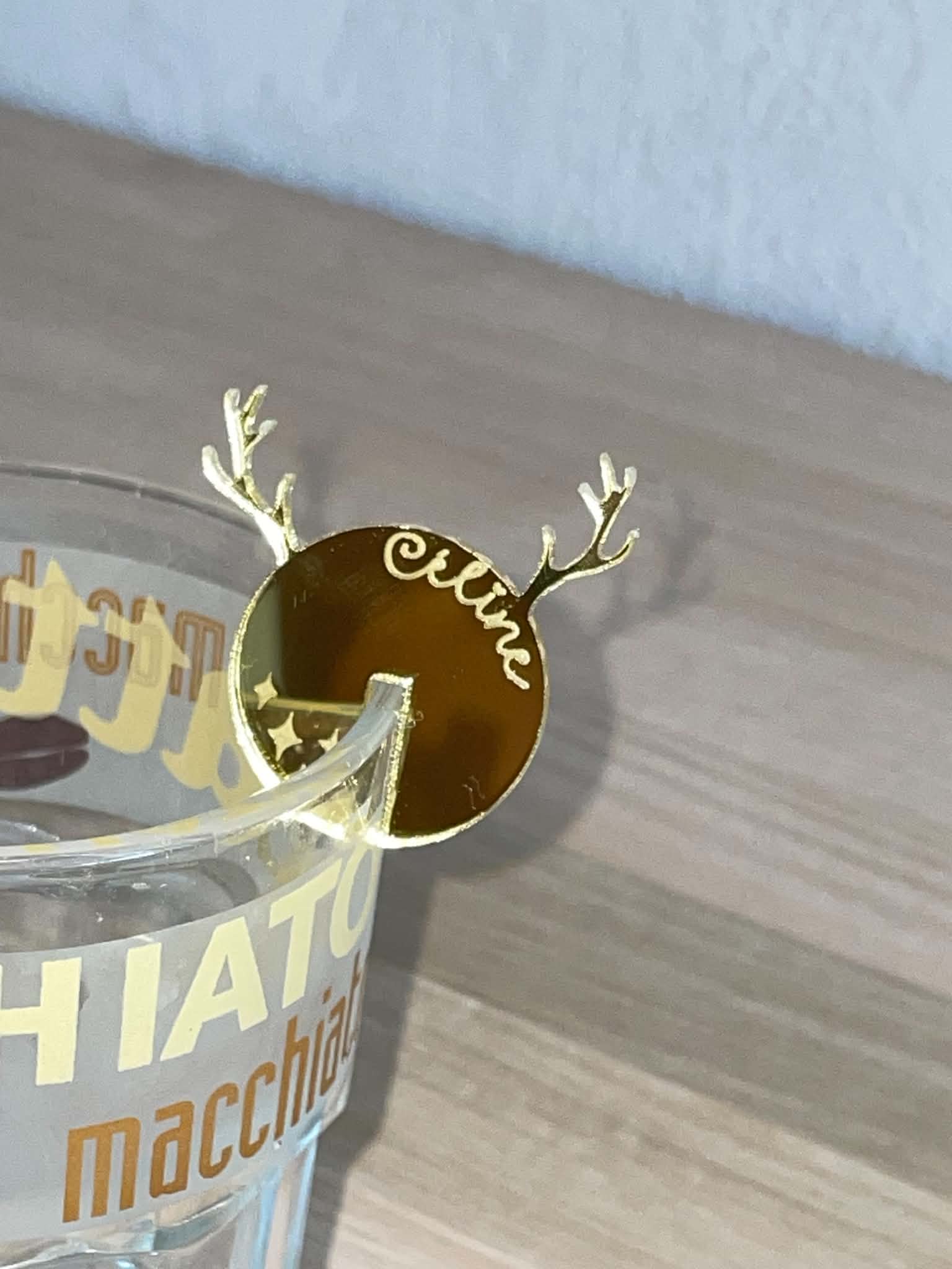 c66a277b 551c 4136 baea fcfa0ac00b76 Marque-verre renne personnalisé pour décorer une table de Noël.