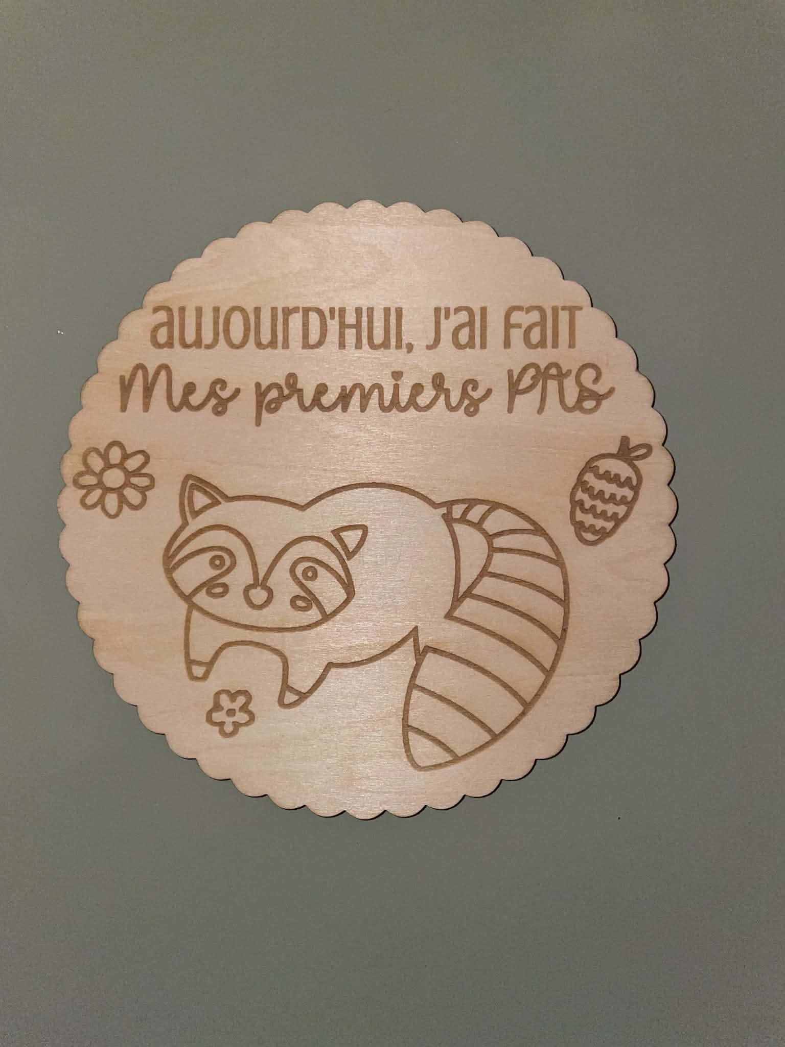 efaa7dd0 f249 46fb a360 6872999a6a6e Ensemble de cartes étapes bébé en bois gravées au laser, comprenant les 12 mois de bébé, une carte Hello World et 6 cartes souvenirs pour les premières grandes étapes de sa vie.